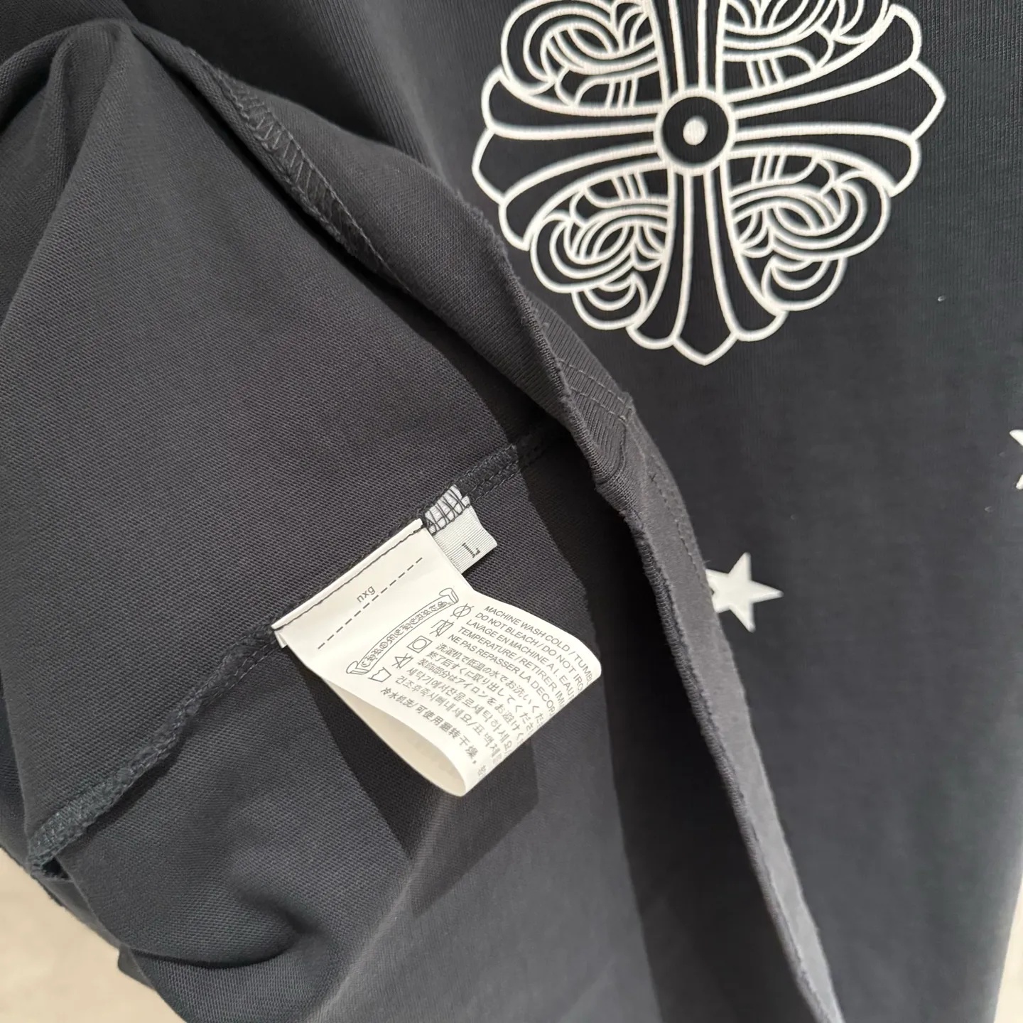 🅿️330 [Strict quality control] CH Croixin's new long-sleeved sweatshirt T-shirt. Heavy 340g double yarn fabric. Four flower positions on the front, back and left. Wash the whole garment twice. The four sides are frayed and torn. Heavy fabric. The neckline is made of icy Salona. Loose fit. Deep, wide and stylish. No deformation or shrinkage. 3 colors: black, white and gray. Size: M-2xl